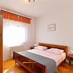 House Slavko 2297 Semesterbostad *